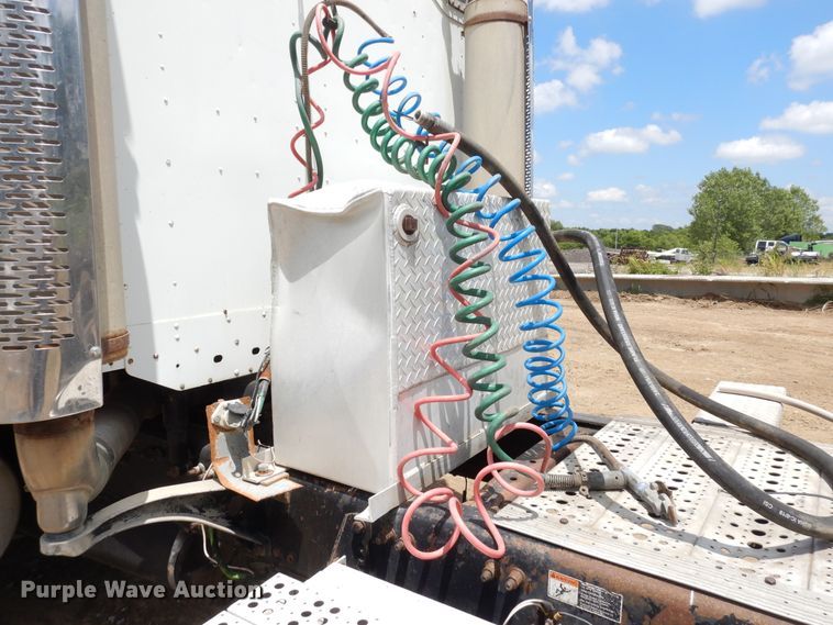 image for item GT9308 2004 Freightliner Columbia semi truck