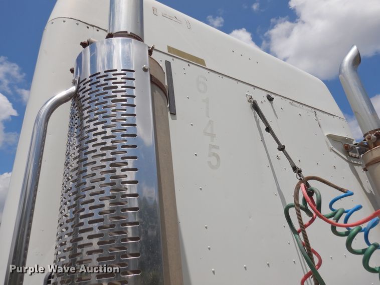 image for item GT9308 2004 Freightliner Columbia semi truck