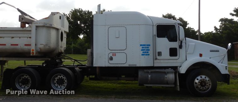 image for item GT9343 2000 Kenworth T800 semi truck