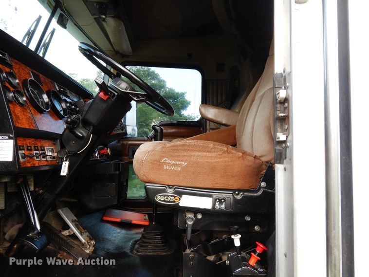 image for item GT9343 2000 Kenworth T800 semi truck