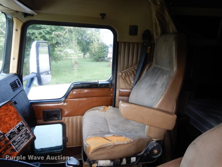 image for item GT9343 2000 Kenworth T800 semi truck