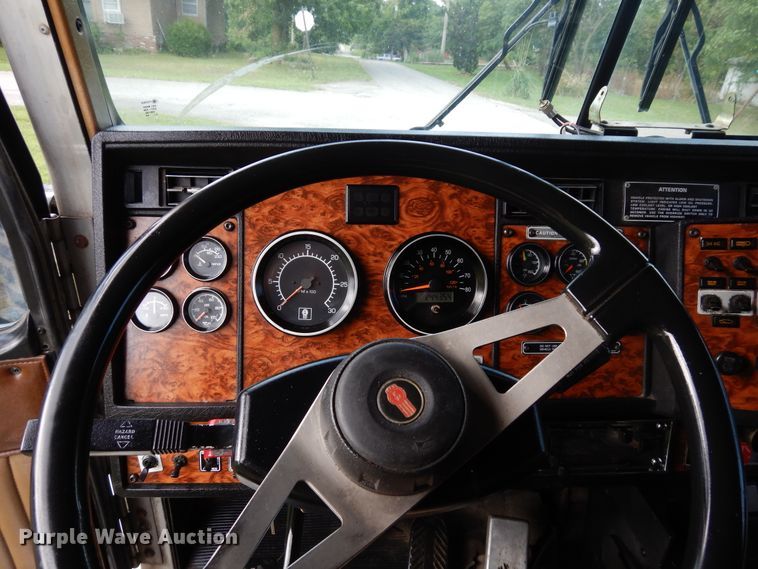 image for item GT9343 2000 Kenworth T800 semi truck