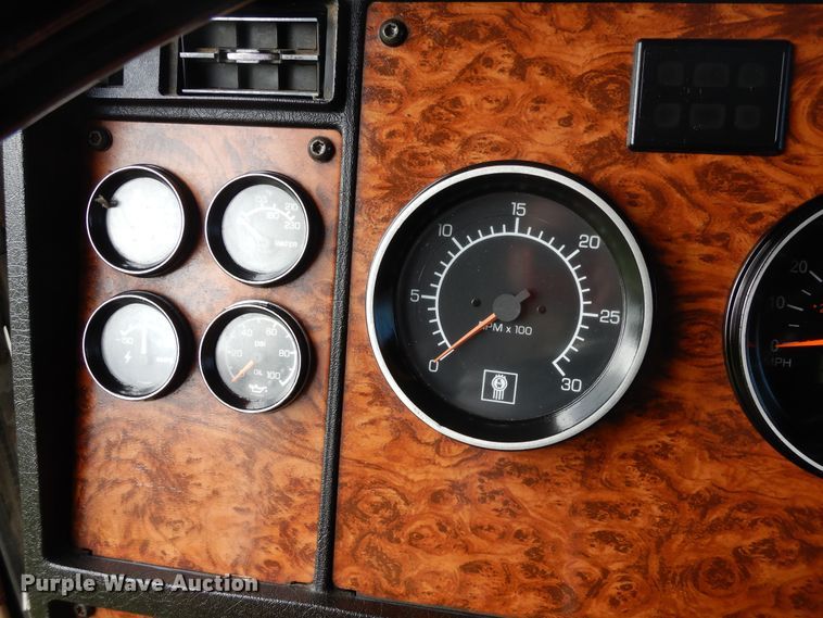 image for item GT9343 2000 Kenworth T800 semi truck