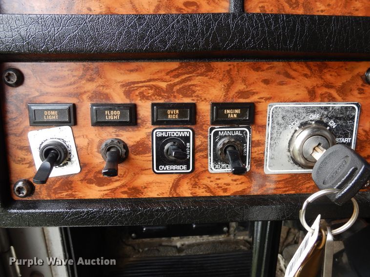 image for item GT9343 2000 Kenworth T800 semi truck