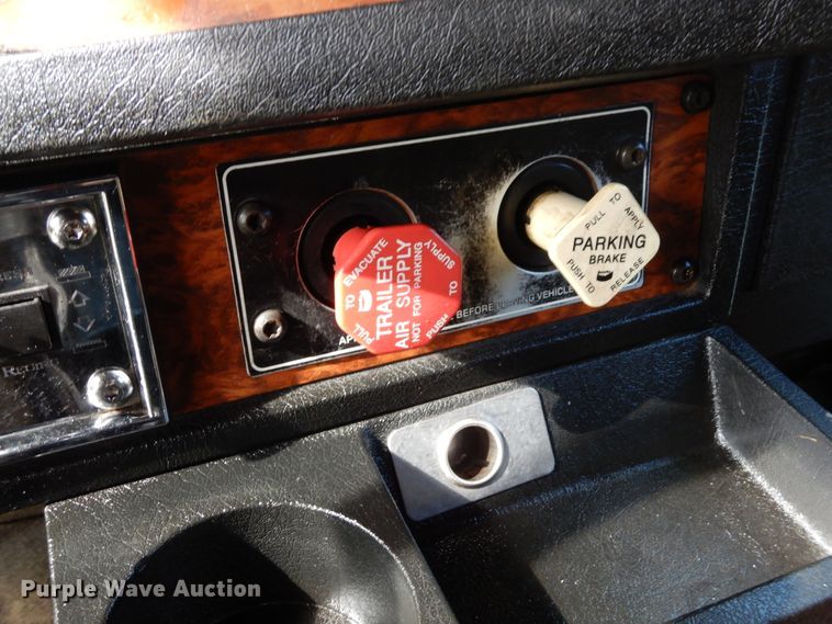 image for item GT9343 2000 Kenworth T800 semi truck