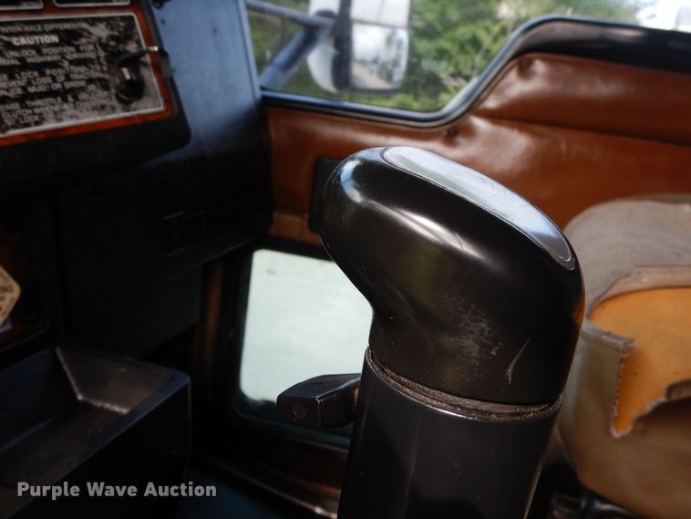 image for item GT9343 2000 Kenworth T800 semi truck