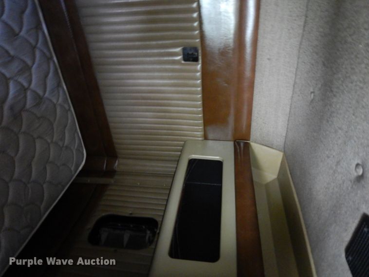 image for item GT9343 2000 Kenworth T800 semi truck