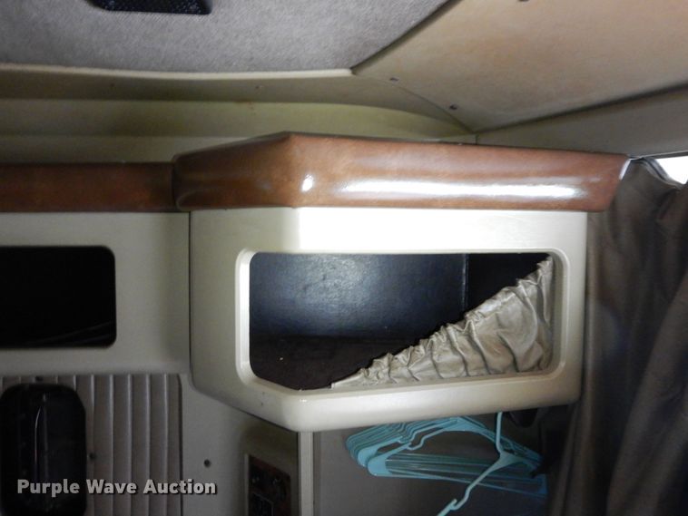 image for item GT9343 2000 Kenworth T800 semi truck