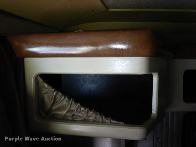 image for item GT9343 2000 Kenworth T800 semi truck