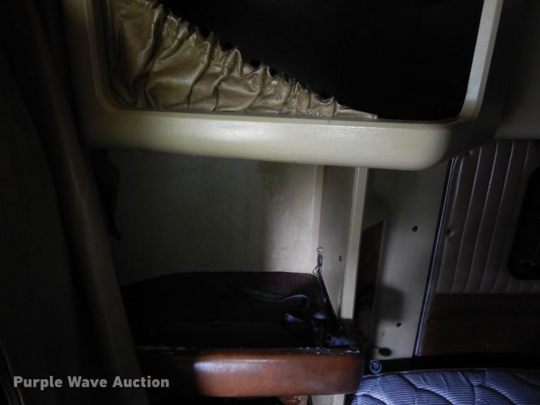 image for item GT9343 2000 Kenworth T800 semi truck