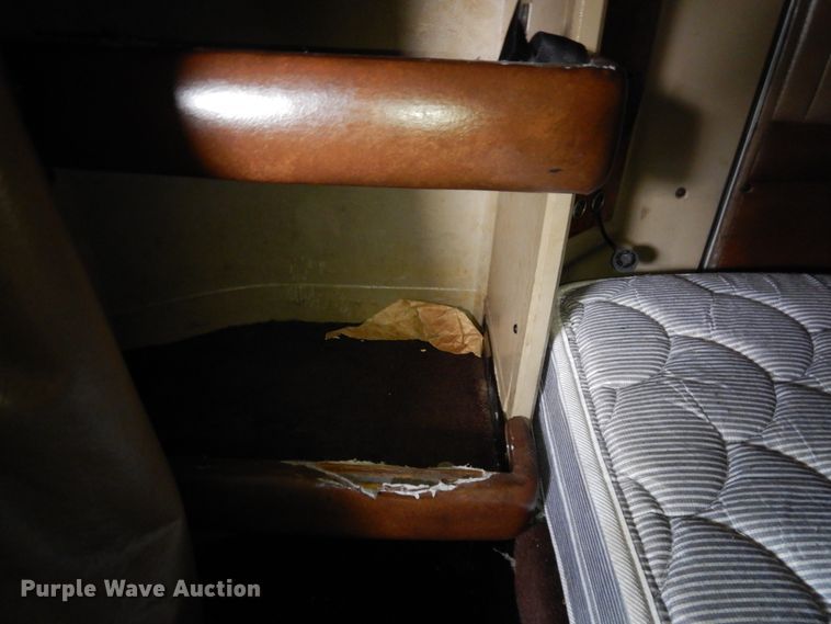 image for item GT9343 2000 Kenworth T800 semi truck