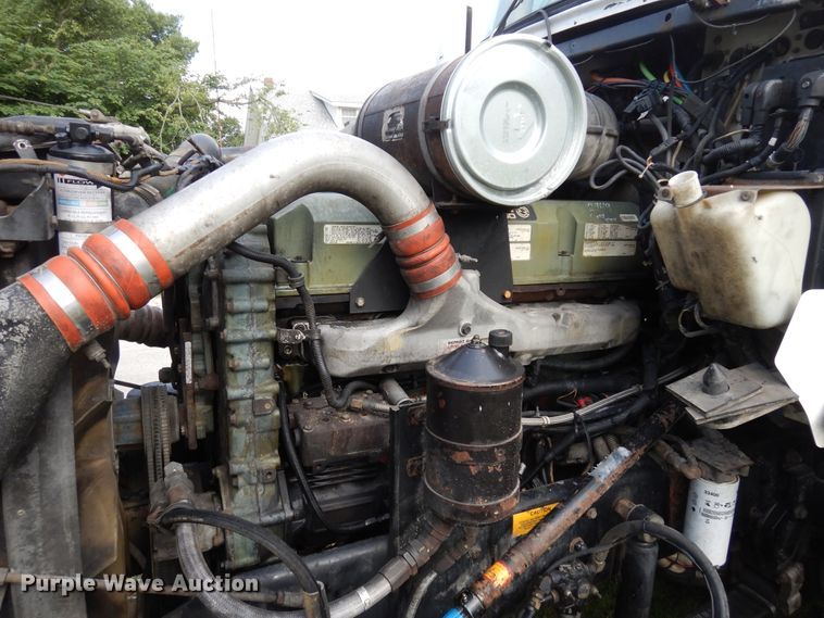 image for item GT9343 2000 Kenworth T800 semi truck