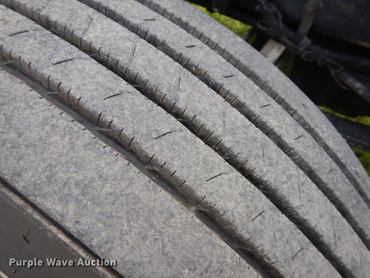 image for item GT9343 2000 Kenworth T800 semi truck