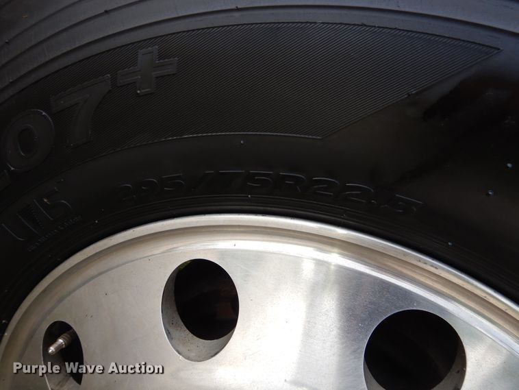 image for item GT9343 2000 Kenworth T800 semi truck