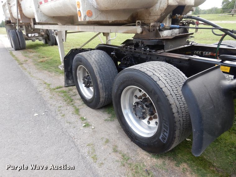 image for item GT9343 2000 Kenworth T800 semi truck