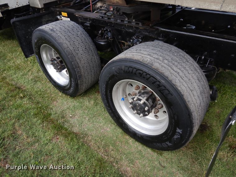 image for item GT9343 2000 Kenworth T800 semi truck