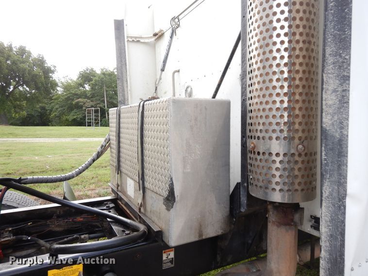 image for item GT9343 2000 Kenworth T800 semi truck