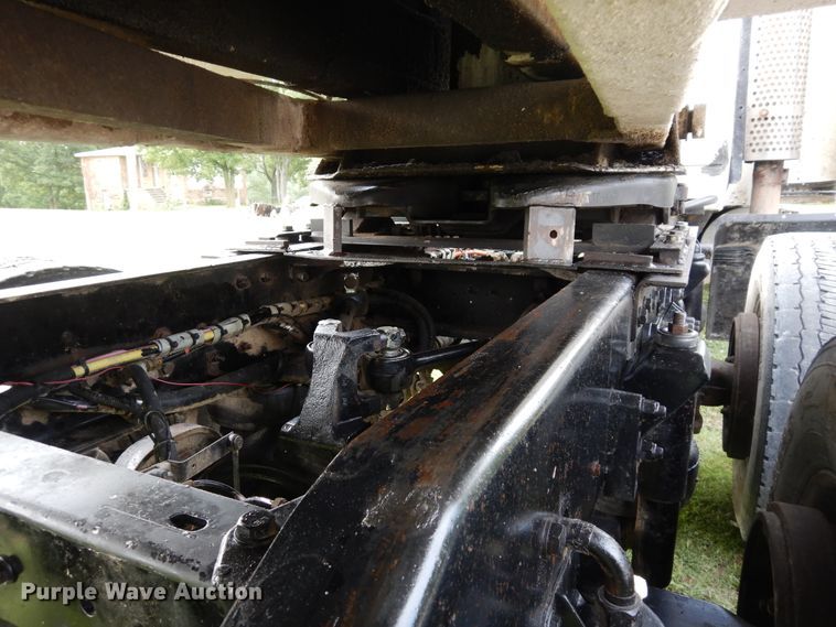 image for item GT9343 2000 Kenworth T800 semi truck