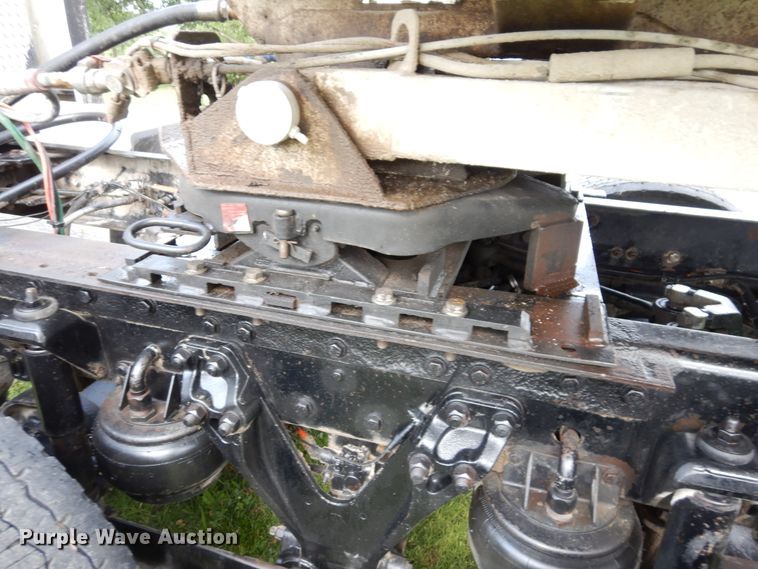 image for item GT9343 2000 Kenworth T800 semi truck