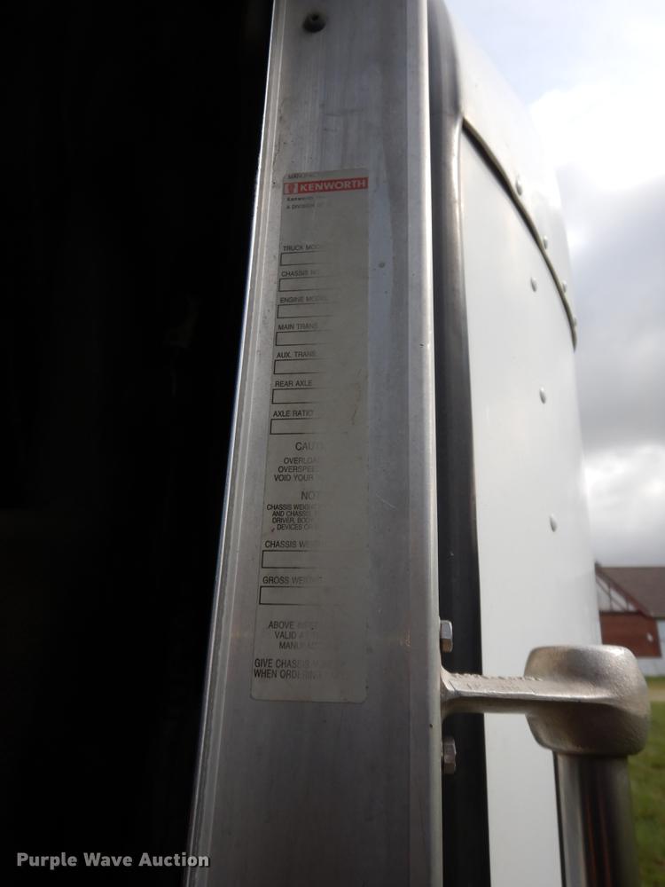 image for item GT9343 2000 Kenworth T800 semi truck