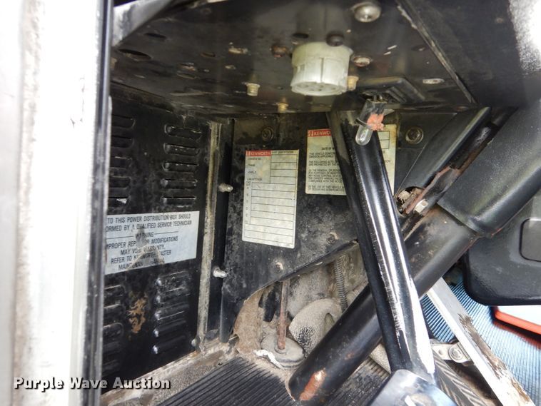 image for item GT9343 2000 Kenworth T800 semi truck