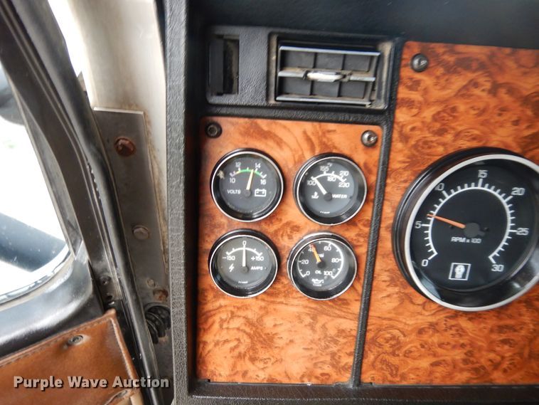 image for item GT9343 2000 Kenworth T800 semi truck