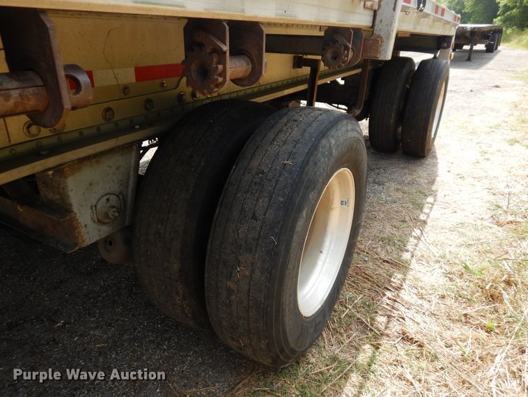 image for item GT9355 2004 Manac flatbed trailer