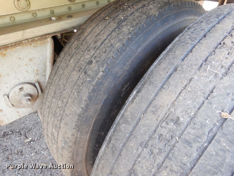 image for item GT9355 2004 Manac flatbed trailer