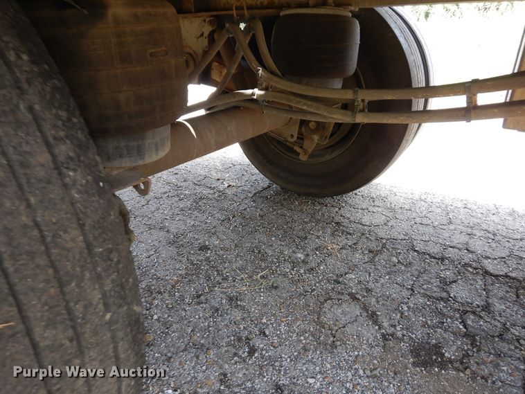 image for item GT9355 2004 Manac flatbed trailer