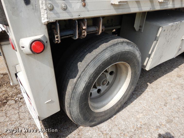 image for item GT9355 2004 Manac flatbed trailer