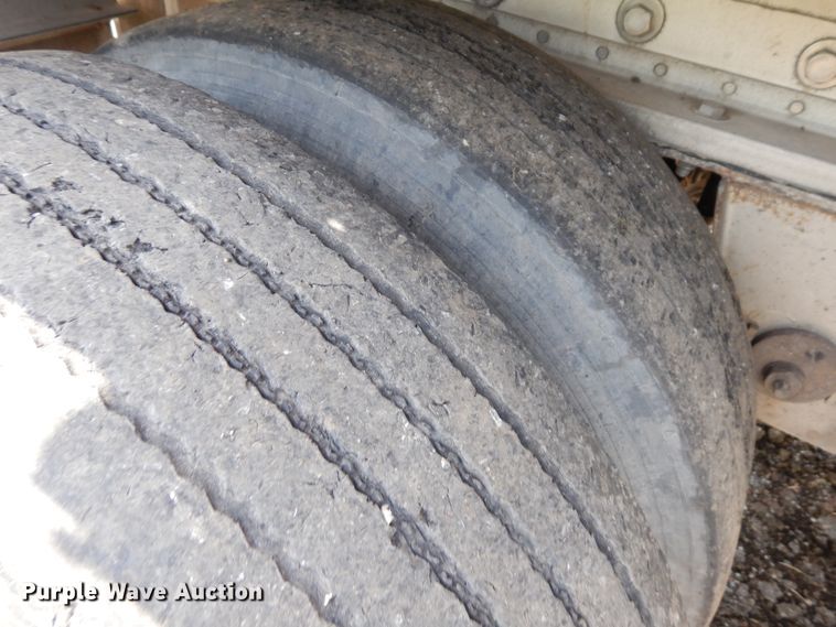 image for item GT9355 2004 Manac flatbed trailer