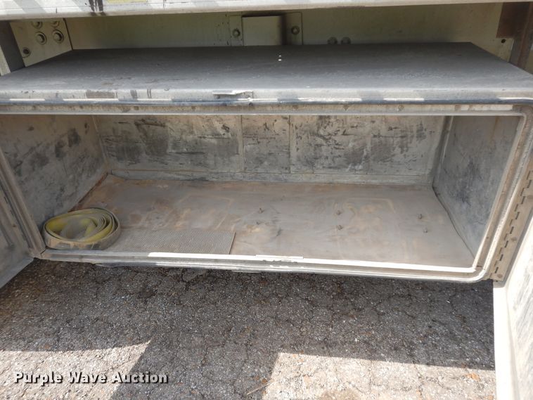 image for item GT9355 2004 Manac flatbed trailer