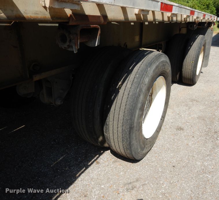 image for item GT9356 1995 Fruehauf flatbed trailer