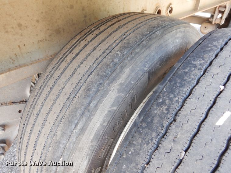 image for item GT9356 1995 Fruehauf flatbed trailer