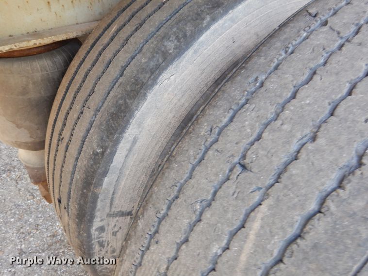 image for item GT9356 1995 Fruehauf flatbed trailer