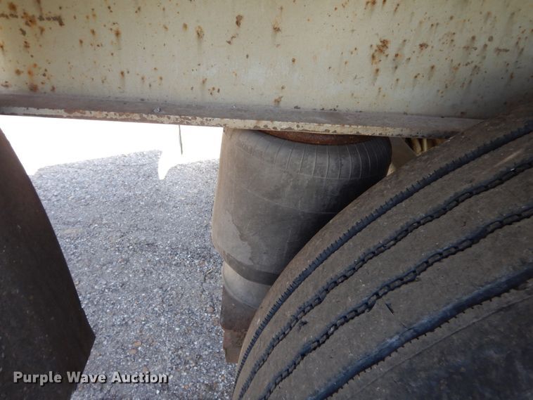 image for item GT9356 1995 Fruehauf flatbed trailer