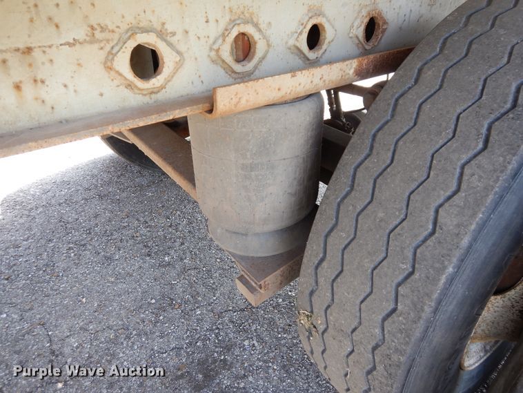 image for item GT9356 1995 Fruehauf flatbed trailer