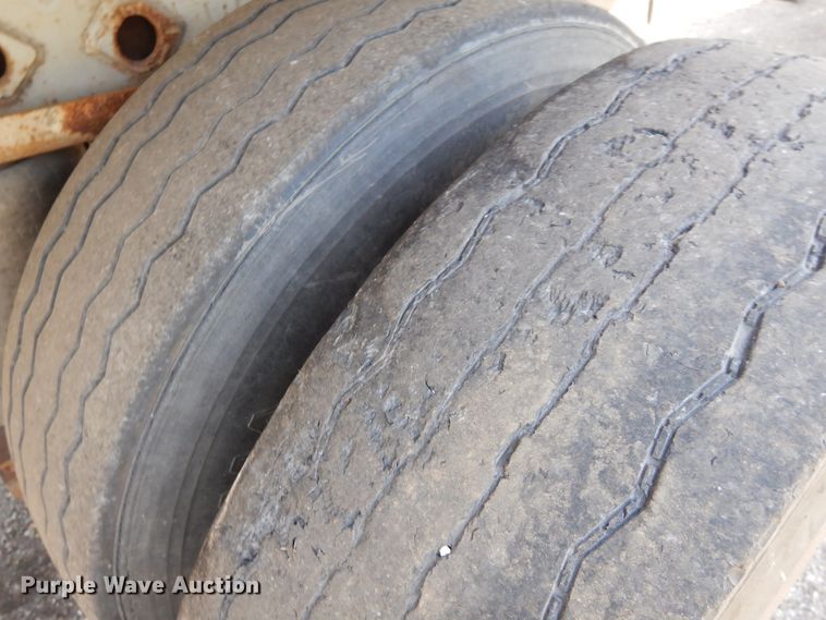 image for item GT9356 1995 Fruehauf flatbed trailer