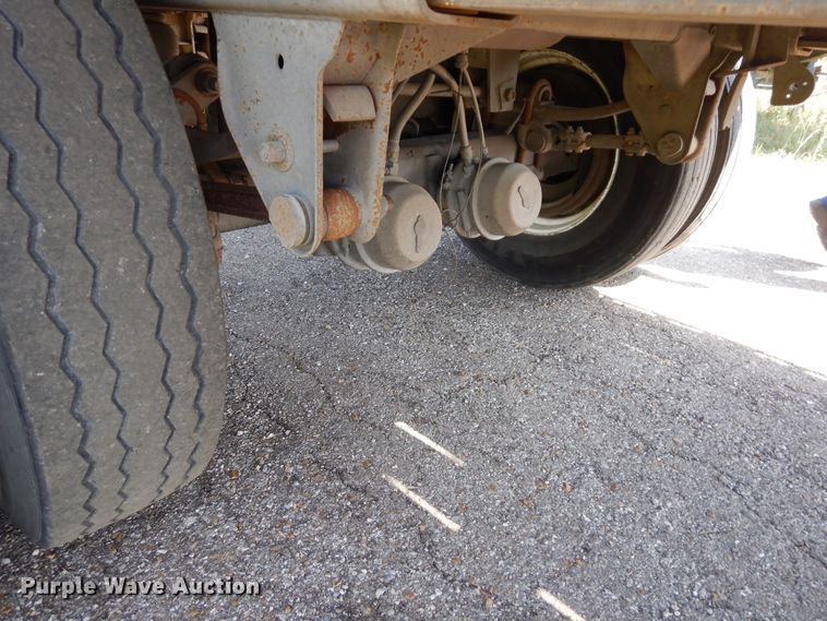 image for item GT9356 1995 Fruehauf flatbed trailer