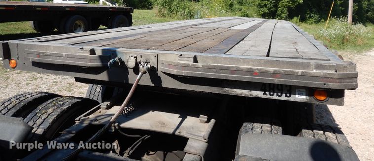 image for item GT9385 1993 Featherlite flatbed trailer