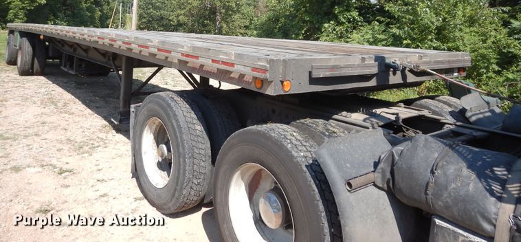 image for item GT9385 1993 Featherlite flatbed trailer