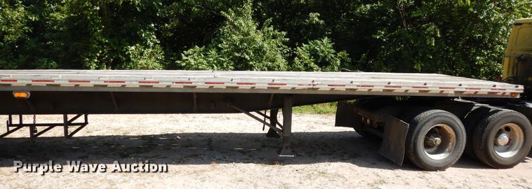 image for item GT9385 1993 Featherlite flatbed trailer