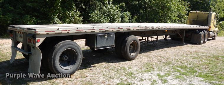 image for item GT9385 1993 Featherlite flatbed trailer