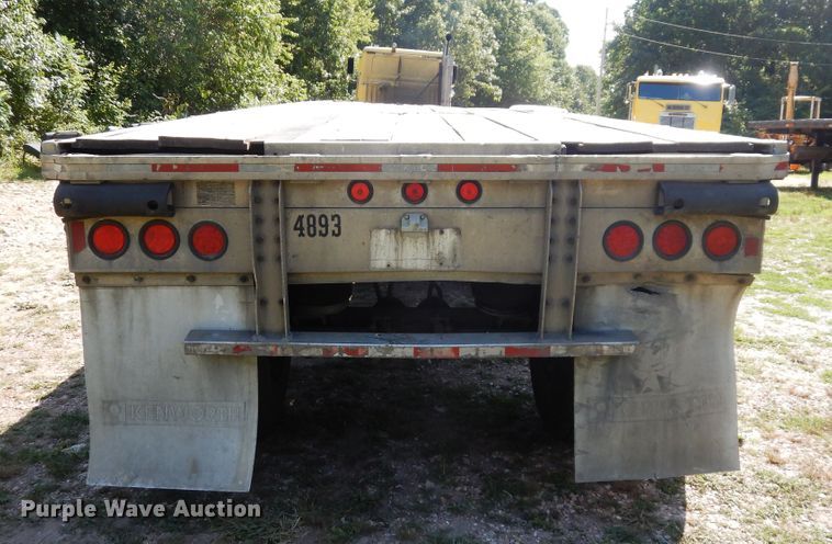 image for item GT9385 1993 Featherlite flatbed trailer