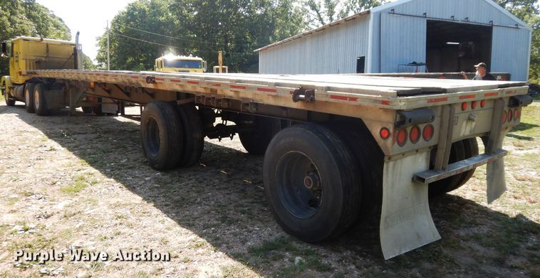 image for item GT9385 1993 Featherlite flatbed trailer