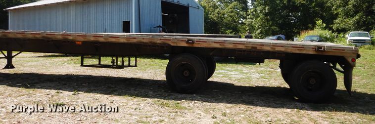 image for item GT9385 1993 Featherlite flatbed trailer