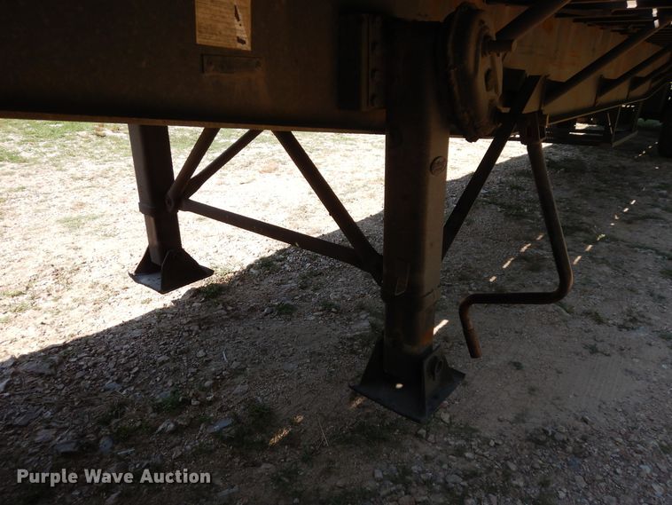 image for item GT9385 1993 Featherlite flatbed trailer