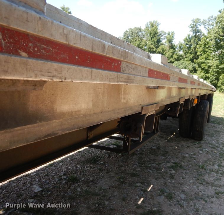 image for item GT9385 1993 Featherlite flatbed trailer
