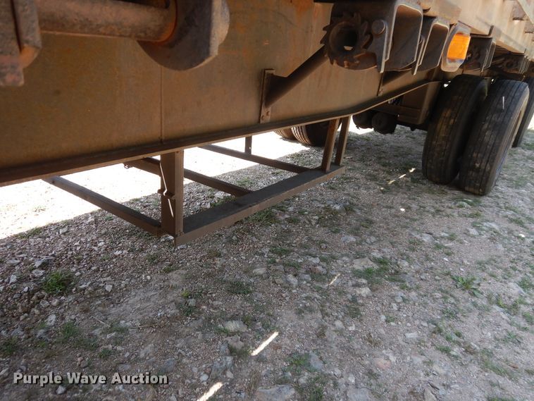 image for item GT9385 1993 Featherlite flatbed trailer