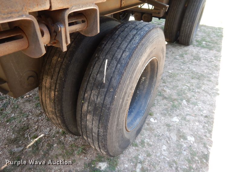 image for item GT9385 1993 Featherlite flatbed trailer